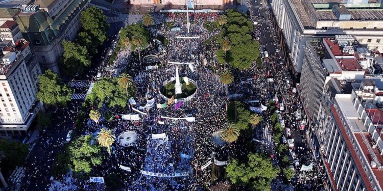 Militantes y organizaciones sociales colmaron Plaza de Mayo por el Día de la Lealtad