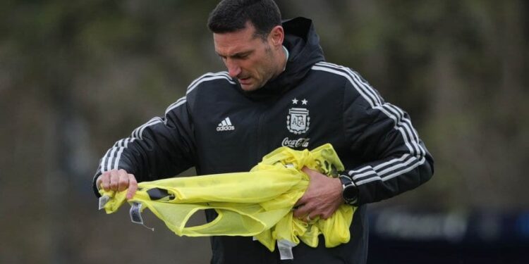 Con fijas y varias dudas, Scaloni define el equipo de la Selección Argentina