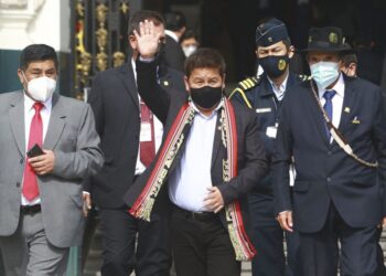 Castillo aceptó la renuncia del jefe del gabinete y busca saldar la tensión con su partido