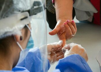 La Anmat aprobó un test rápido que detecta anticuerpos en la fase temprana del virus