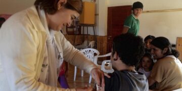 Las provincias aplican la cuarta dosis de vacuna anticovid en paralelo a la antigripal