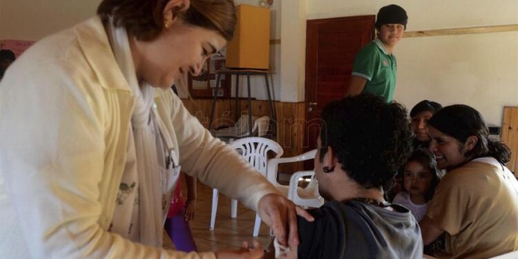 Las provincias aplican la cuarta dosis de vacuna anticovid en paralelo a la antigripal