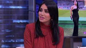 Lali le enseño a cantar «Muchachos» en la tv española