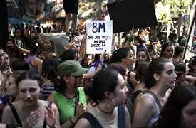 Un multitudinaria manifestación en conmemoración del 8M