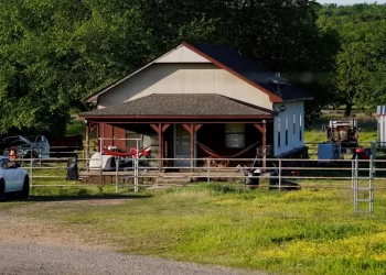 Horror en Oklahoma: buscaban a dos niñas desaparecidas y encontraron siete cadáveres en una casa