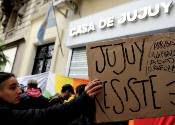 Represión en Jujuy: agrupaciones K, gremios y movimientos sociales protestaron en el centro porteño.