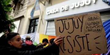 Represión en Jujuy: agrupaciones K, gremios y movimientos sociales protestaron en el centro porteño.