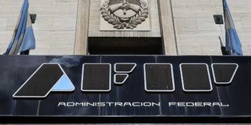 La AFIP puso la lupa en comercios mayoristas que emitían facturas a unos contribuyentes y le vendían a otros