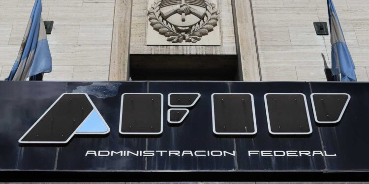 La AFIP puso la lupa en comercios mayoristas que emitían facturas a unos contribuyentes y le vendían a otros