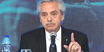 Alberto Fernández entrega legajos a víctimas del terrorismo de Estado del CONICET