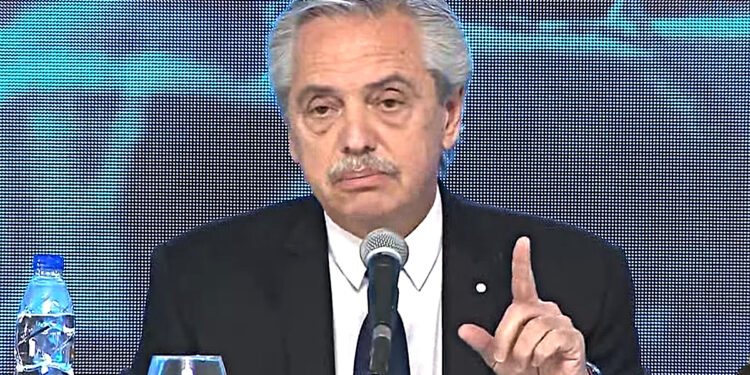 Alberto Fernández entrega legajos a víctimas del terrorismo de Estado del CONICET