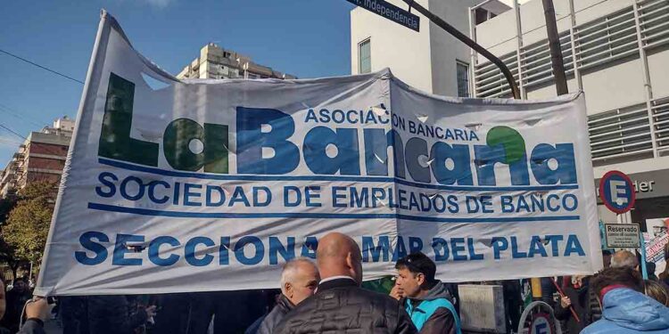 Paritaria bancaria: acuerdan un nuevo incremento que alcanza el 22%