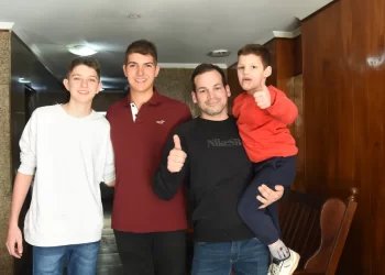 Desesperante rescate de un niño que quedó colgado de un balcón en Rosario