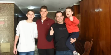 Desesperante rescate de un niño que quedó colgado de un balcón en Rosario