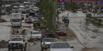 Tras el paso devastador del huracán Otis, estallaron los saqueos en Acapulco