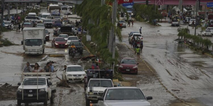 Tras el paso devastador del huracán Otis, estallaron los saqueos en Acapulco