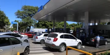 Advierten que la escasez de combustibles se puede extender por varias semanas