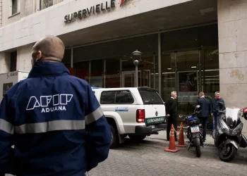 La Aduana allanó 18 bancos por fuga de dólares a través de SIMIs truchas