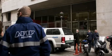 La Aduana allanó 18 bancos por fuga de dólares a través de SIMIs truchas