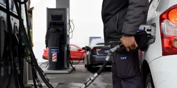 El Gobierno acordó con petroleras importar 10 barcos con combustibles para hacer frente al faltante de naftas