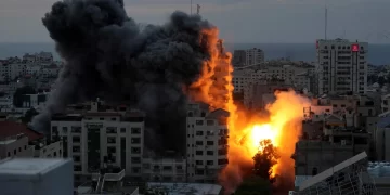 Hamás amenaza con matar rehenes si Israel no cesa los ataques aéreos sobre civiles en Gaza