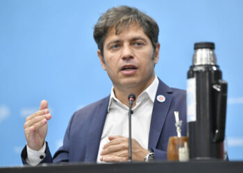 Axel Kicillof: «Milei no confronta con los intereses dominantes de la Argentina, es el mejor amigo»