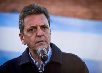 Massa visitó el colegio Carlos Pellegrini en el cierre de su campaña