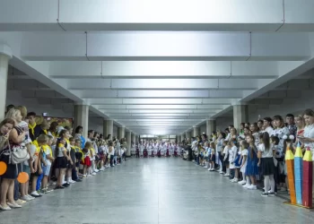 Járkov, Ucrania: construyen escuelas subterráneas fortificadas porque no cesan los bombardeos