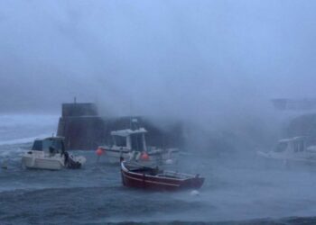 La tormenta Ciarán dejaba dos muertos y azotaba Europa con fuertes vientos y lluvias