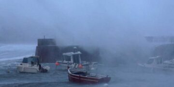 La tormenta Ciarán dejaba dos muertos y azotaba Europa con fuertes vientos y lluvias