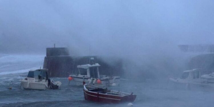 La tormenta Ciarán dejaba dos muertos y azotaba Europa con fuertes vientos y lluvias