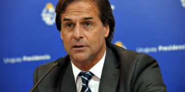 Lacalle Pou aseguró que las ideas liberales de Milei beneficiarán a Uruguay