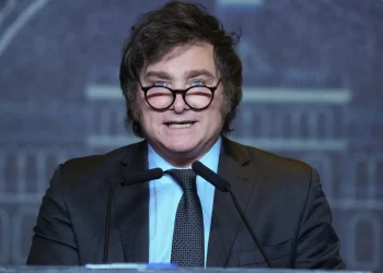 Milei evitó confirmar el pago total del medio aguinaldo a estatales