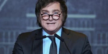 Milei evitó confirmar el pago total del medio aguinaldo a estatales