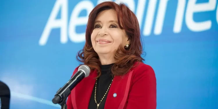 Cristina Kirchner suspendió su viaje a Italia tras la derrota en el balotaje