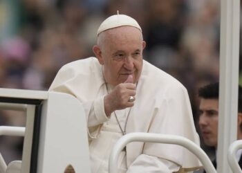 El papa Francisco se comunicó con Milei para felicitarlo por la victoria electoral