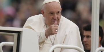 El papa Francisco se comunicó con Milei para felicitarlo por la victoria electoral
