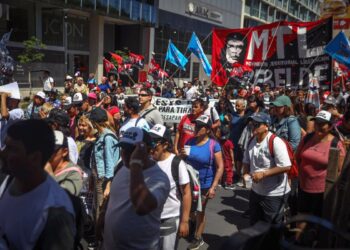 Las organizaciones sociales marcharon sin cortar la 9 de Julio, en el estreno del Protocolo Antipiquetes