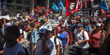 Las organizaciones sociales marcharon sin cortar la 9 de Julio, en el estreno del Protocolo Antipiquetes