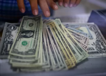 Primera devaluación del dólar oficial: el BCRA lo elevó a $438,38, un 9,46%