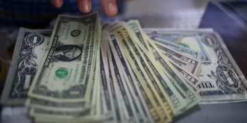 Primera devaluación del dólar oficial: el BCRA lo elevó a $438,38, un 9,46%