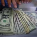 Primera devaluación del dólar oficial: el BCRA lo elevó a $438,38, un 9,46%