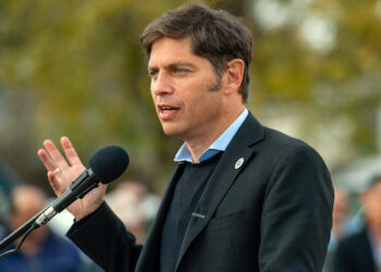 Kicillof contra el Gobierno de Milei: “Esos que se dicen eficientes son bien vagos, los decretos se los escriben otros”