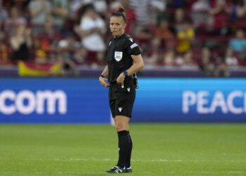 Una mujer árbitro dirigirá en la Premier League por primera vez en la historia