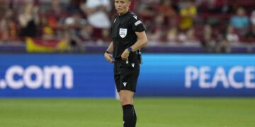 Una mujer árbitro dirigirá en la Premier League por primera vez en la historia