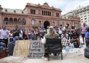 Tras 4 años de acampe, grupos originarios abandonan Plaza de Mayo a pedido de Jorge Macri
