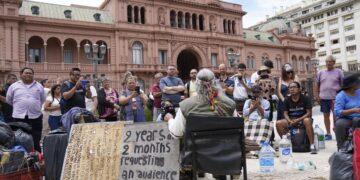 Tras 4 años de acampe, grupos originarios abandonan Plaza de Mayo a pedido de Jorge Macri