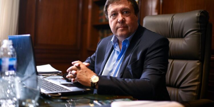 Internaron al gobernador de Río Negro y le colocaron un stent