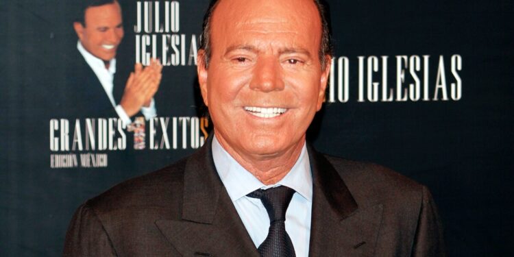 Detuvieron a Julio Iglesias en el aeropuerto de Punta Cana