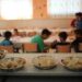 Cada vez más alumnos deben desayunar y almorzar en escuelas estatales del país